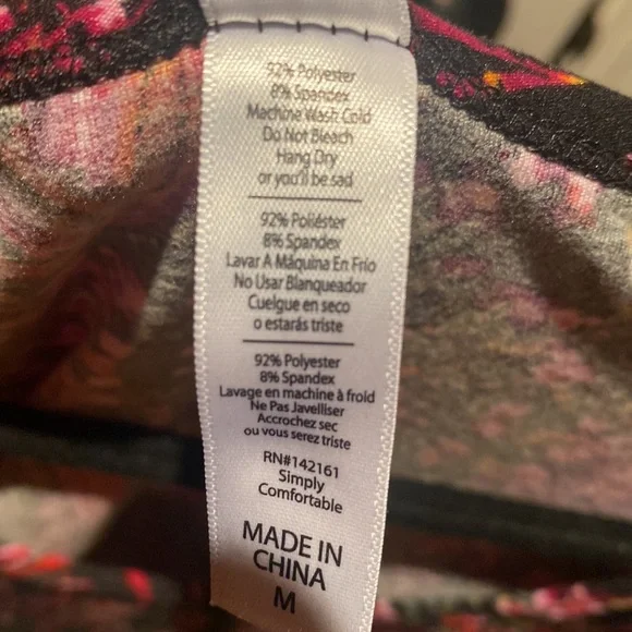 Like NEW - LuLaRoe Black/Red Floral Tunic Top - Classic Tee - Very Soft - Picture 4 of 5